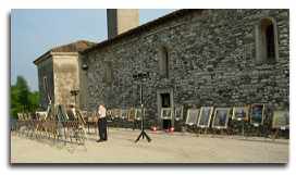 l'esposizione di fronte alla pieve romanica